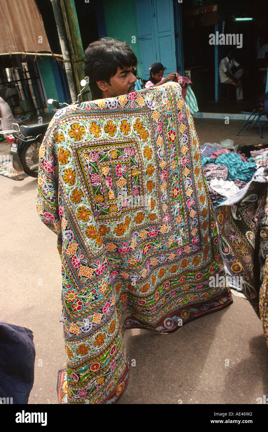 Inde Goa Mapusa artisanat marché montrant l'homme textile brodé Banque D'Images