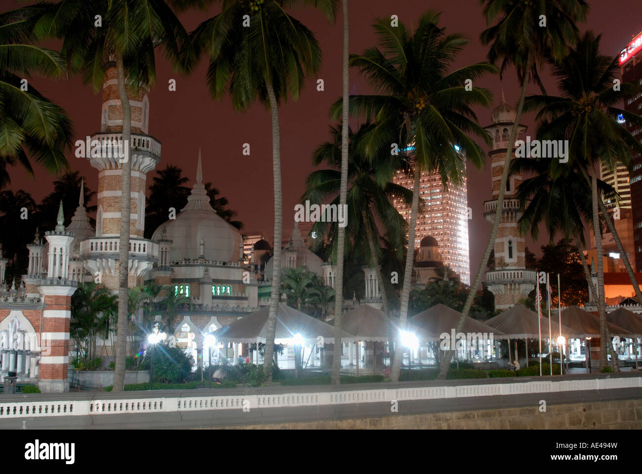 Mosquée Jamek de nuit, un bon exemple de l'architecture islamique du nord de l'Inde, Kuala Lumpur, Malaisie, Asie du Sud, Asie Banque D'Images