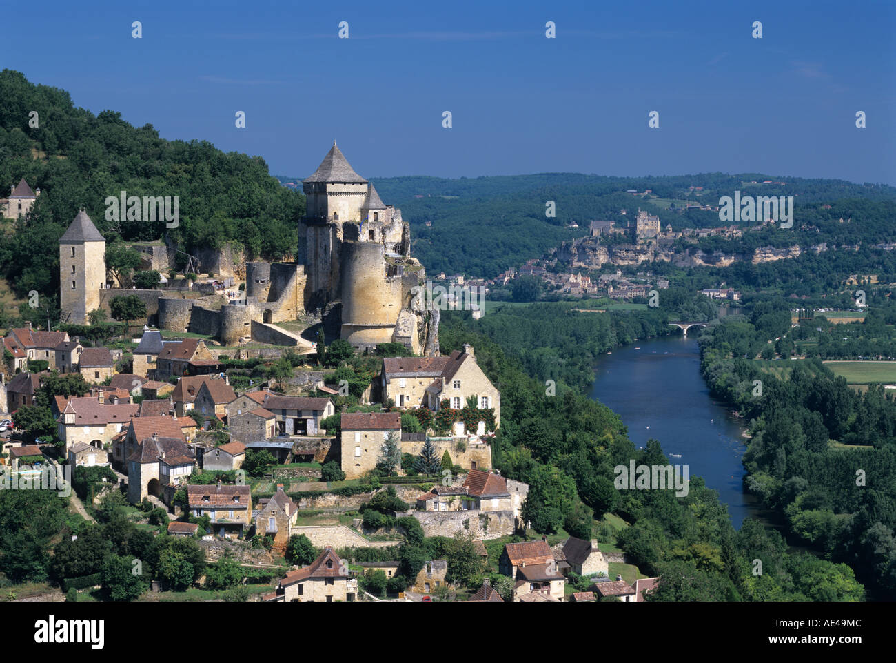 Castelnaud, Dordogne, France. Avec Beynac au-delà. Banque D'Images