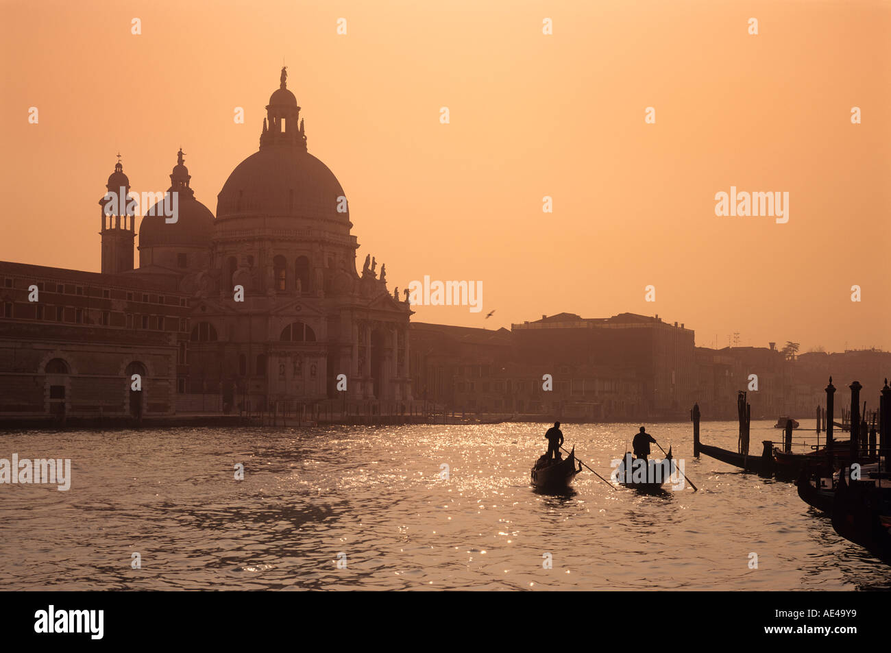 L'Italie, Venise, le Grand Canal avec gondoles Banque D'Images