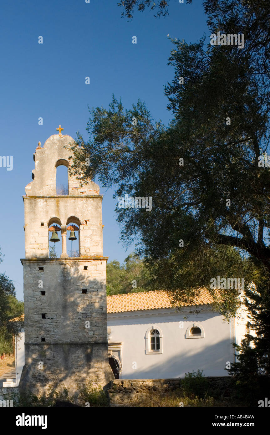 Le clocher en pierre d'Agios Constantinos entouré d''oliviers, Paxos, îles Ioniennes, îles grecques, Grèce, Europe Banque D'Images