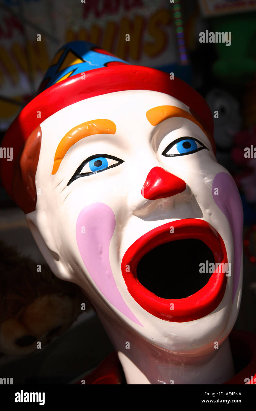 Clown en céramique rouge avec la bouche grande ouverte, salon côté allée, Country Fair, Australie Banque D'Images