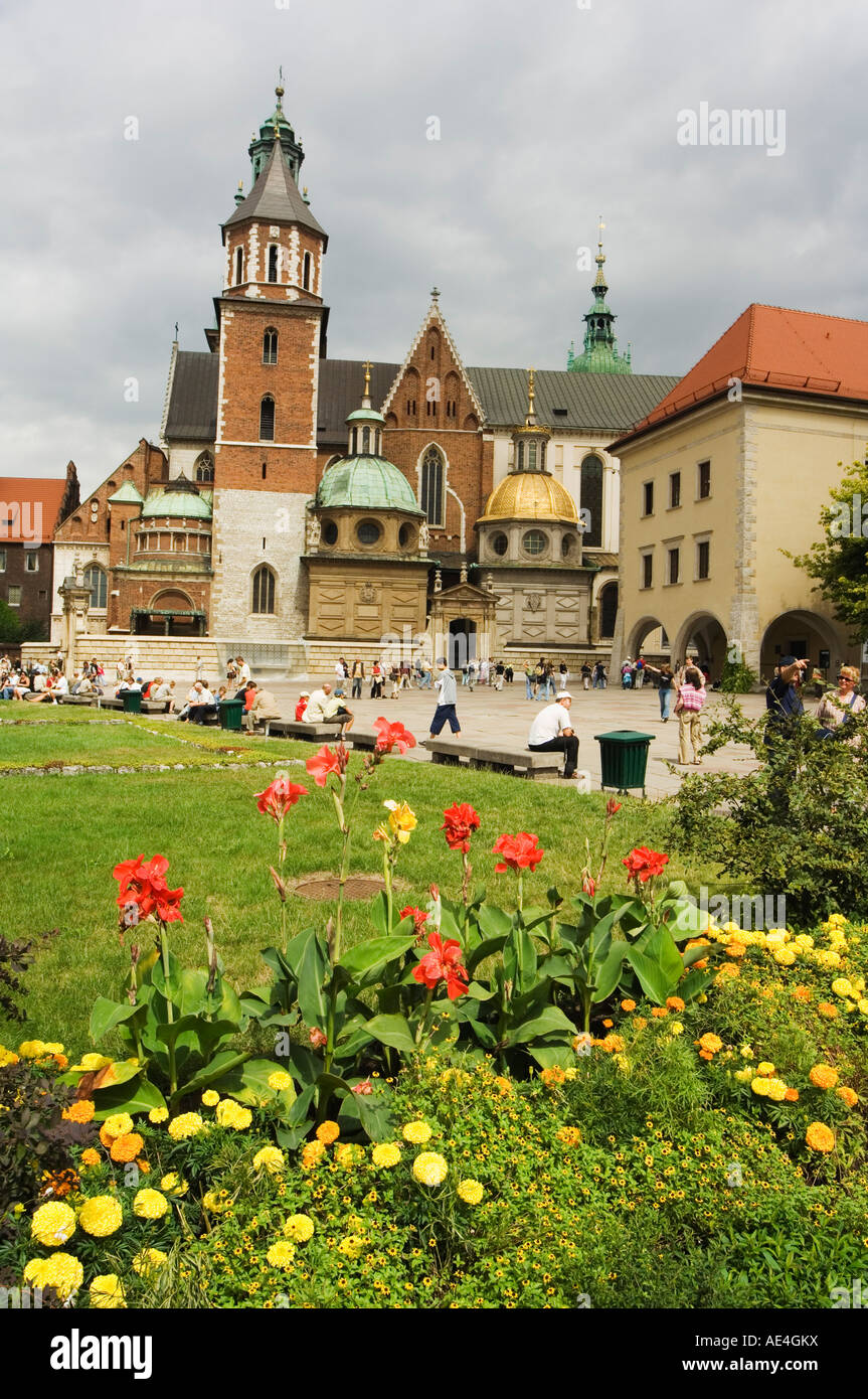 Jardin fleuri et la cathédrale du Wawel datant du 14ème siècle, la colline de Wawel, Vieille Ville, site du patrimoine mondial de l'UNESCO, Cracovie, Pologne Banque D'Images
