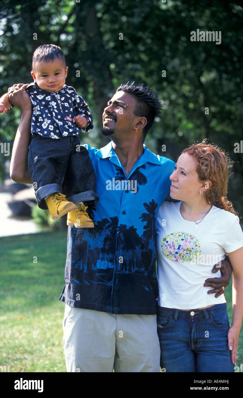 Jeune Couple Mixte Avec Leur Bebe Fils Photo Stock Alamy