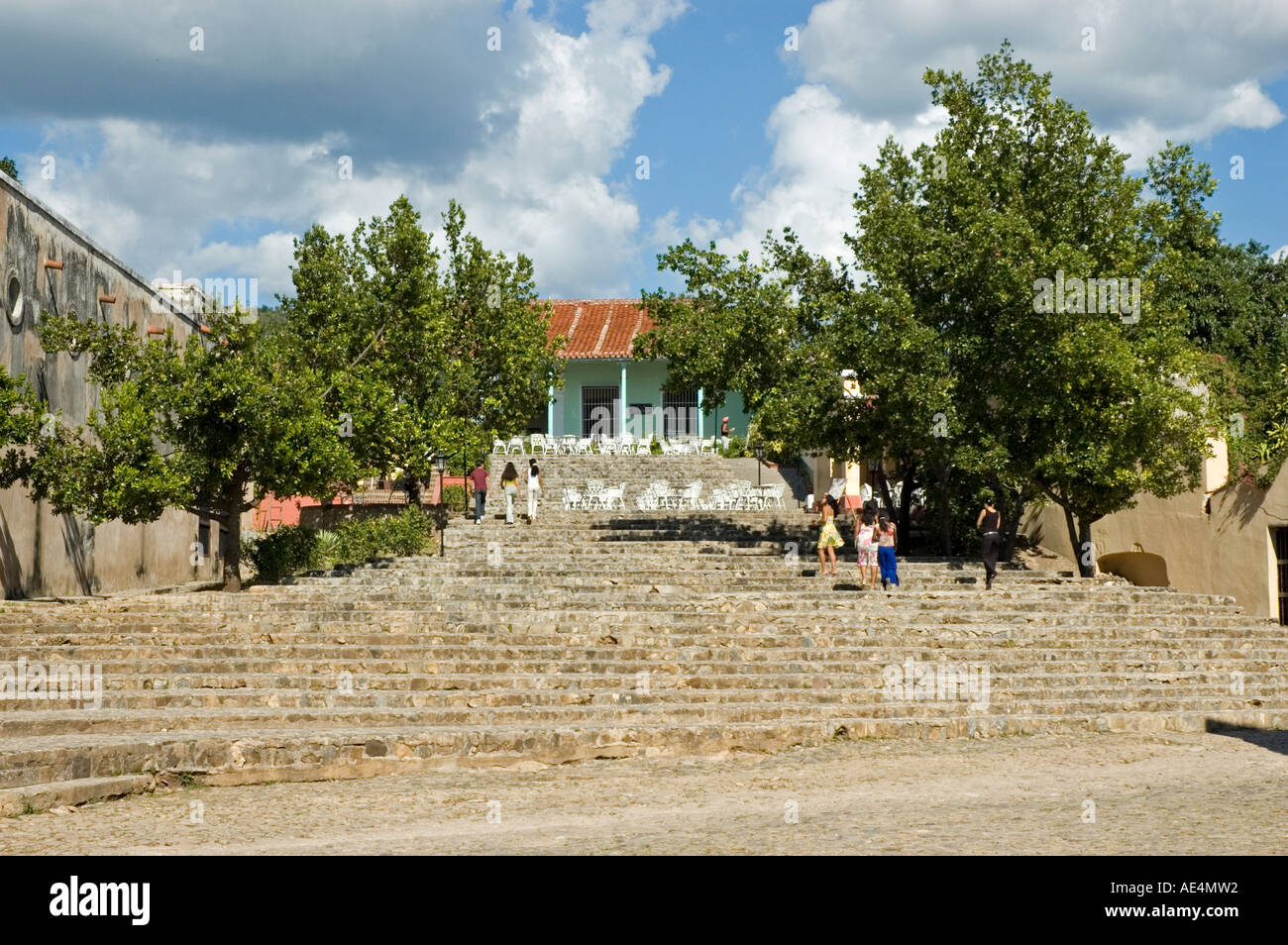 Les jeunes femelles locales remontant la vieille étapes menant à la Plaza Mayor au cœur de la ville de Trinidad de Cuba. Banque D'Images