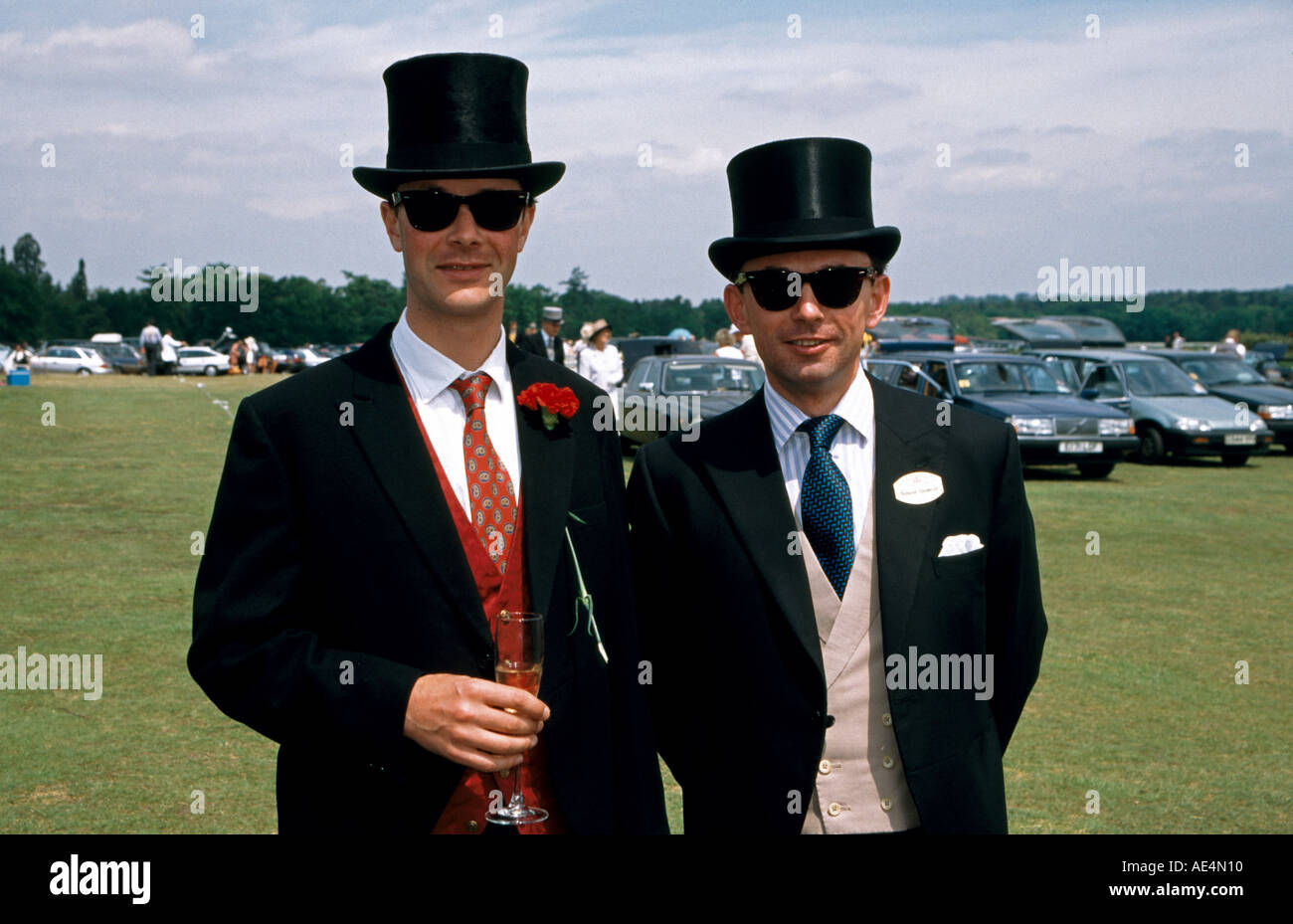 Deux hommes en haut de forme et queue du matin pour Royal Ascot Berkshire en Angleterre Banque D'Images