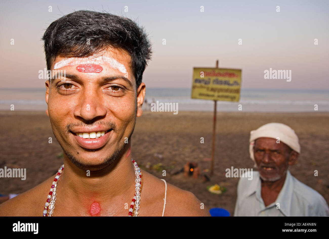 L'INDE KERALA VARKALA PAPANASAM BEACH PÈLERINS EN OFFRANT TOUS LES JOURS PUJA Banque D'Images
