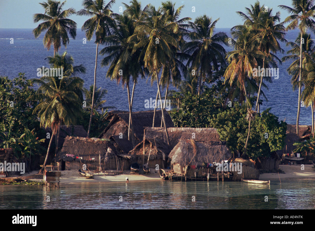 Huttes de chaume, Nalunega, îles San Blas, Panama, Amérique Centrale Banque D'Images