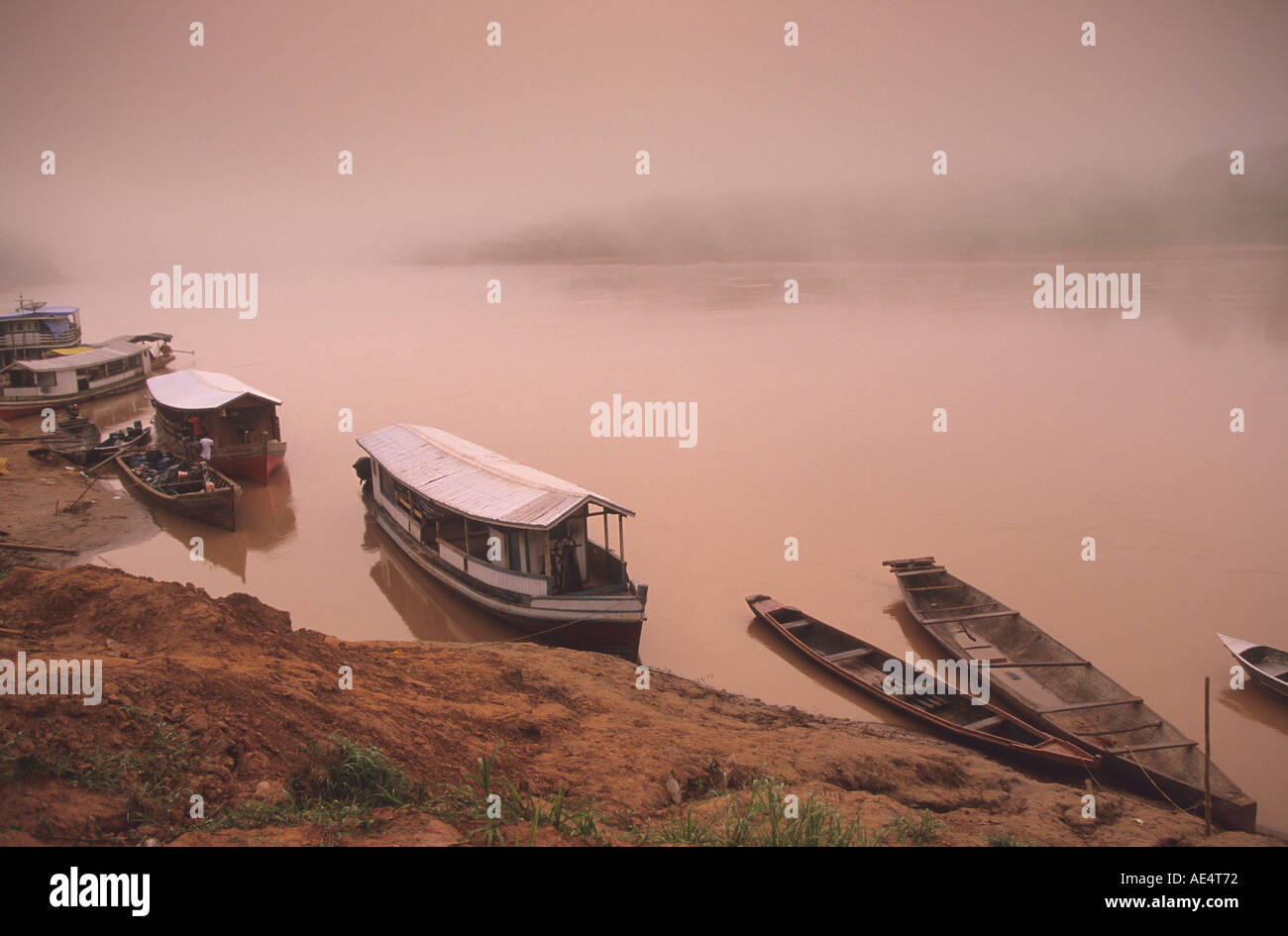 Bateaux à l'aube sur la rivière Purus dans la forêt amazonienne au Brésil Banque D'Images