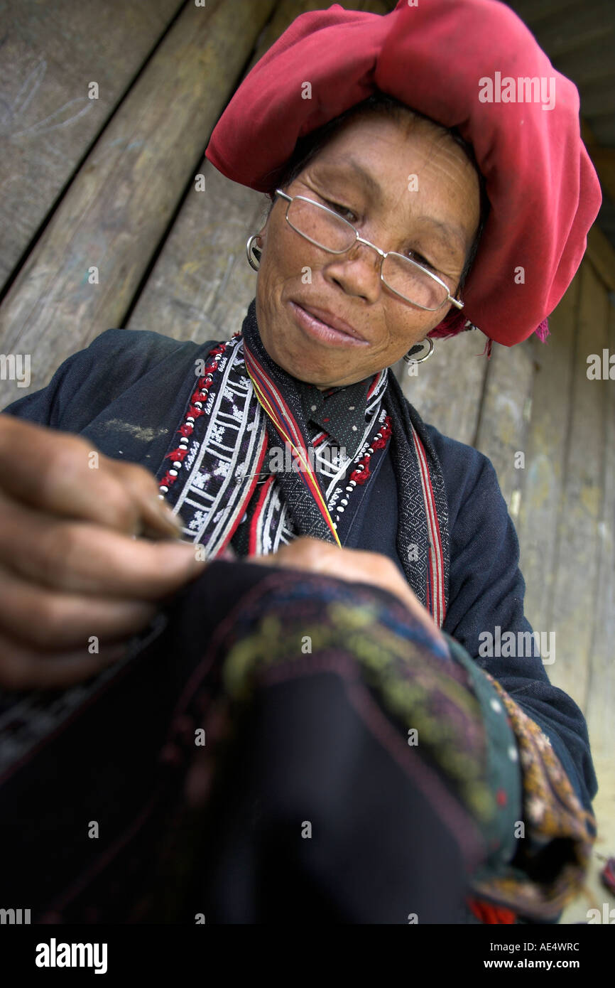 Zao rouge avec des lunettes femme hilltribe Ta Phin couture village près de Sapa resort North Vietnam Banque D'Images
