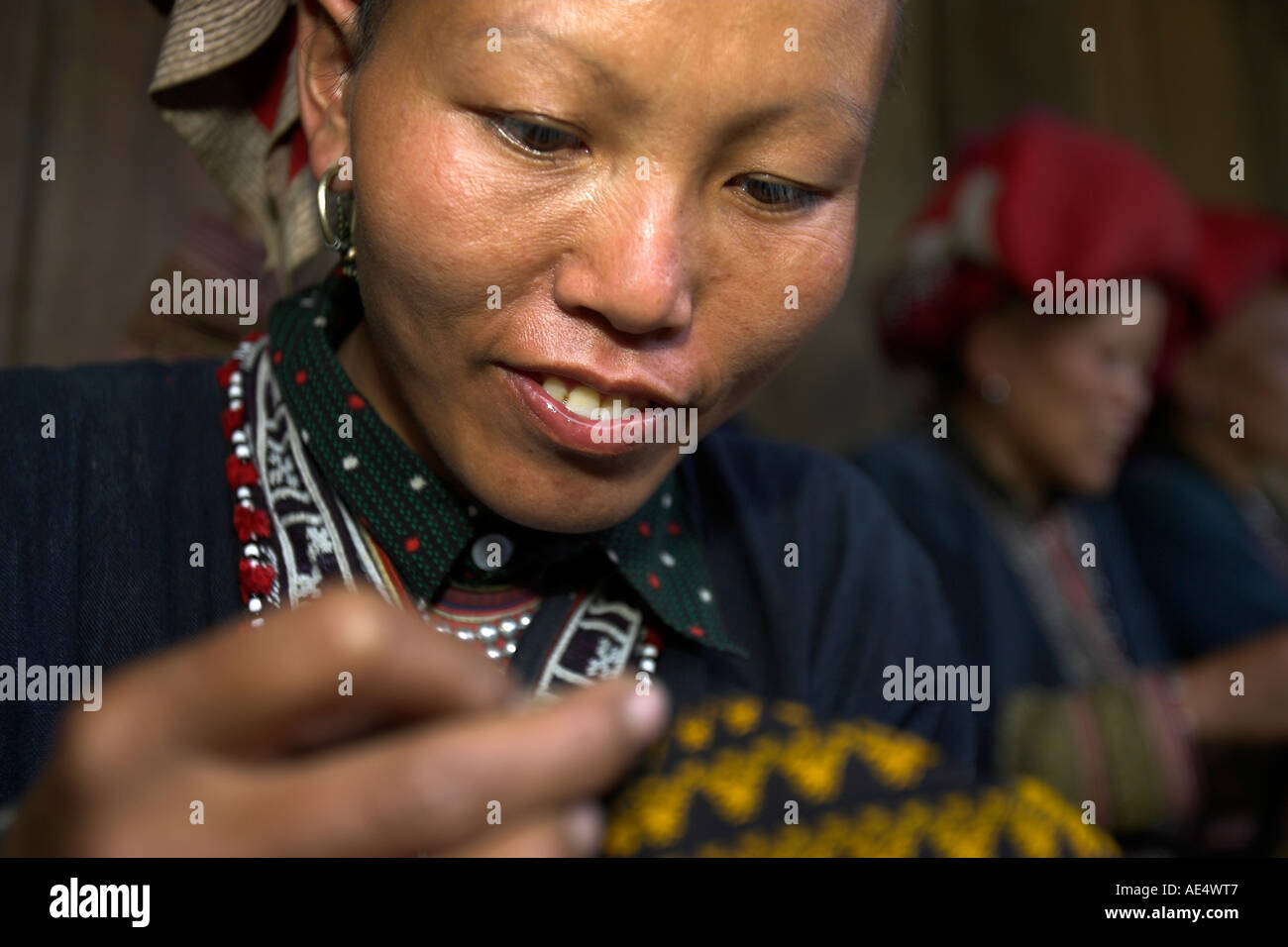 Zao rouge couture femme hilltribe Ta Phin village près de Sapa Vietnam du Nord Banque D'Images