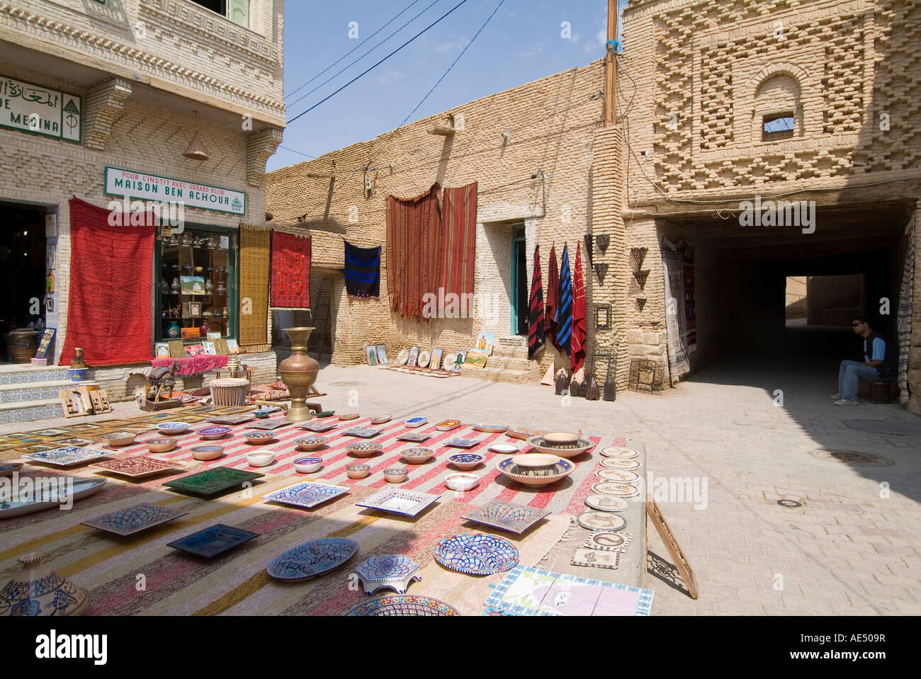 Marchandises à vendre, Medina (centre-ville), Tozeur, Tunisie, Afrique du Nord, Afrique Banque D'Images