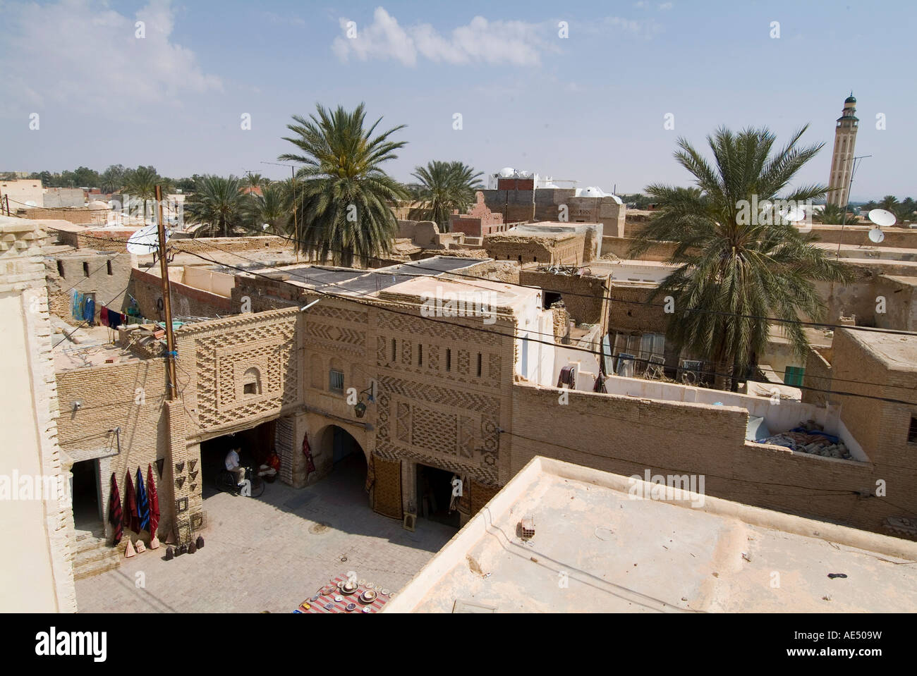 Donnant sur la Médina (centre-ville), Tozeur, Tunisie, Afrique du Nord, Afrique Banque D'Images