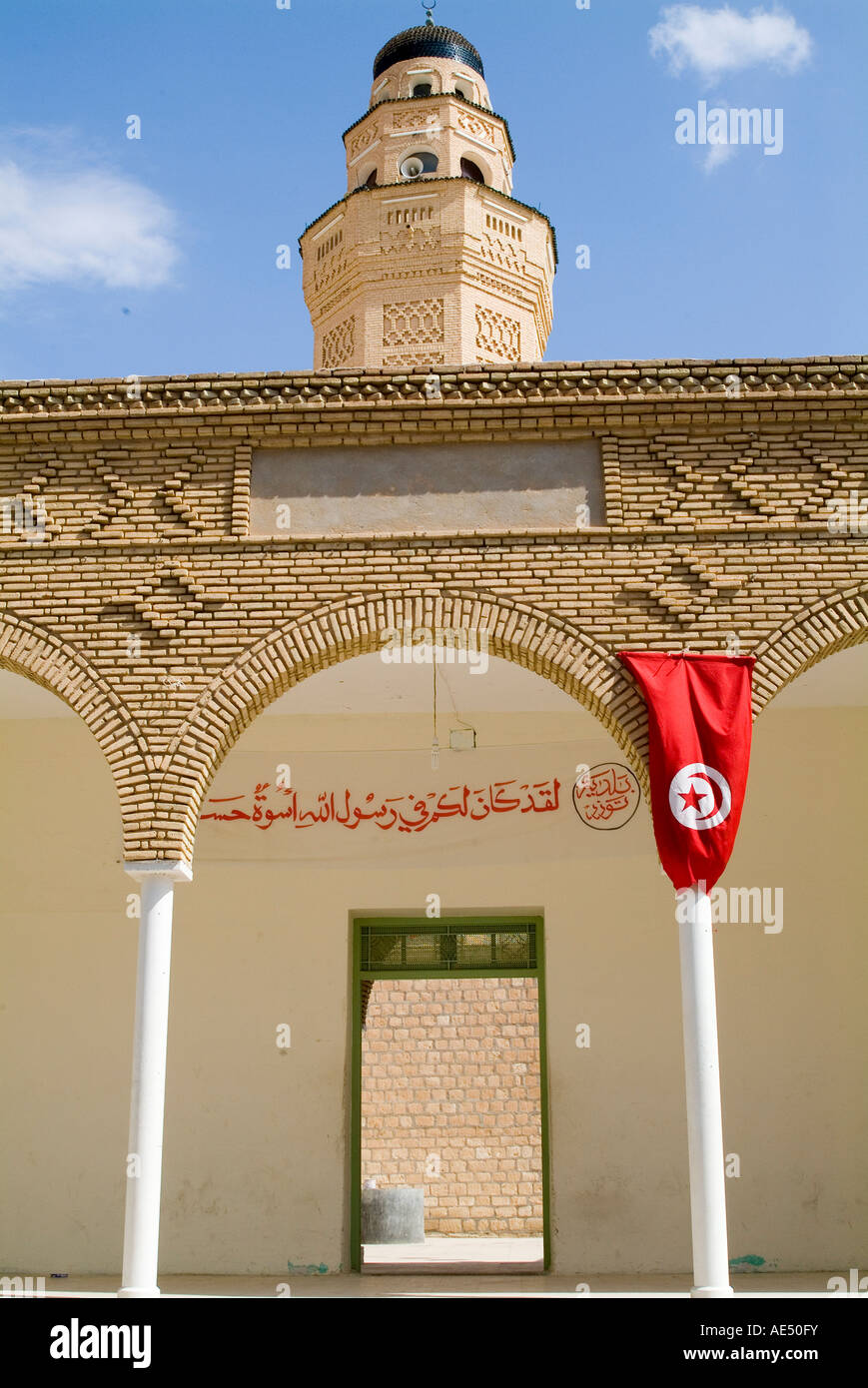 Mosquée et drapeau, Tozeur, Tunisie, Afrique du Nord, Afrique Banque D'Images