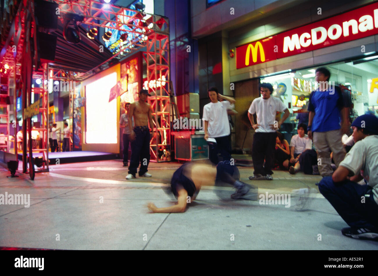 La danse hip hop au centre commercial MBK Bangkok 2004 Banque D'Images