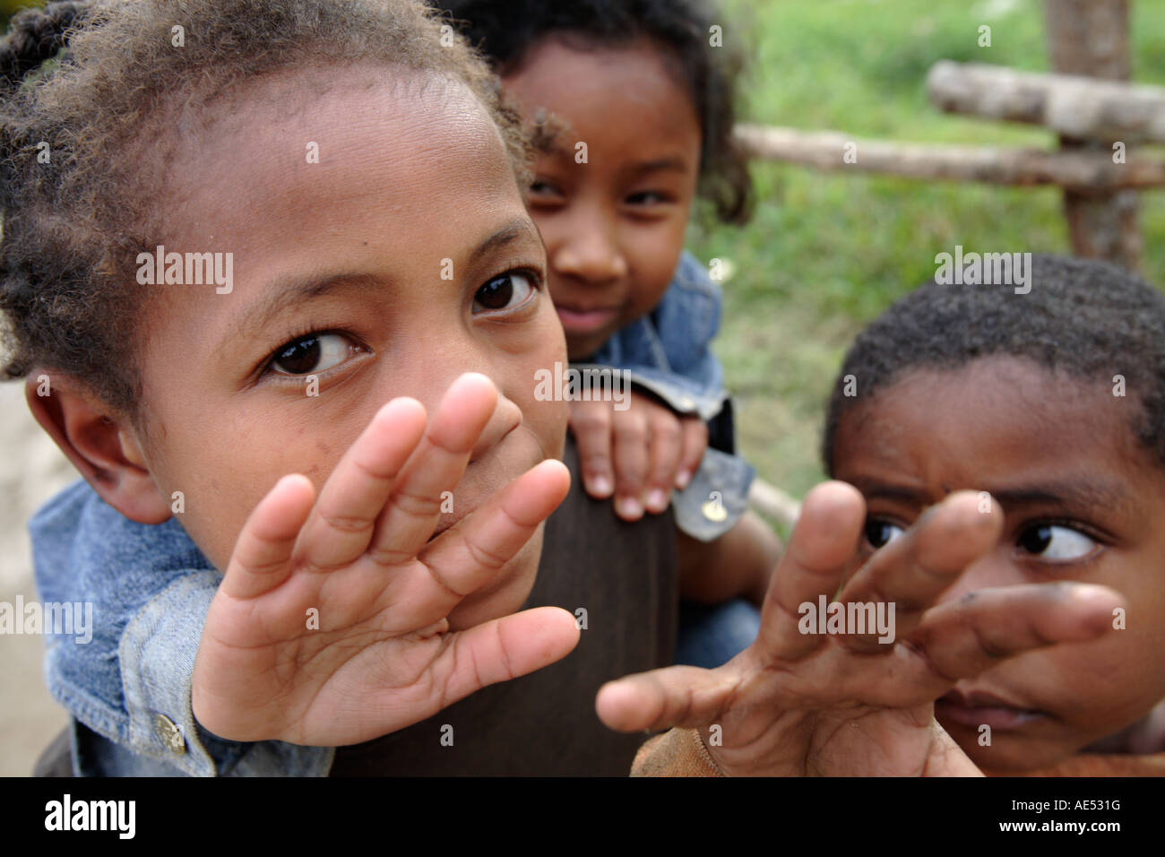 Enfants jouant, Madagascar Banque D'Images