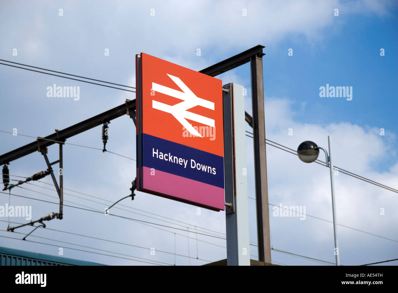 Signer avec British Rail Hackney Downs lignes électriques aériennes ine l'arrière-plan Banque D'Images