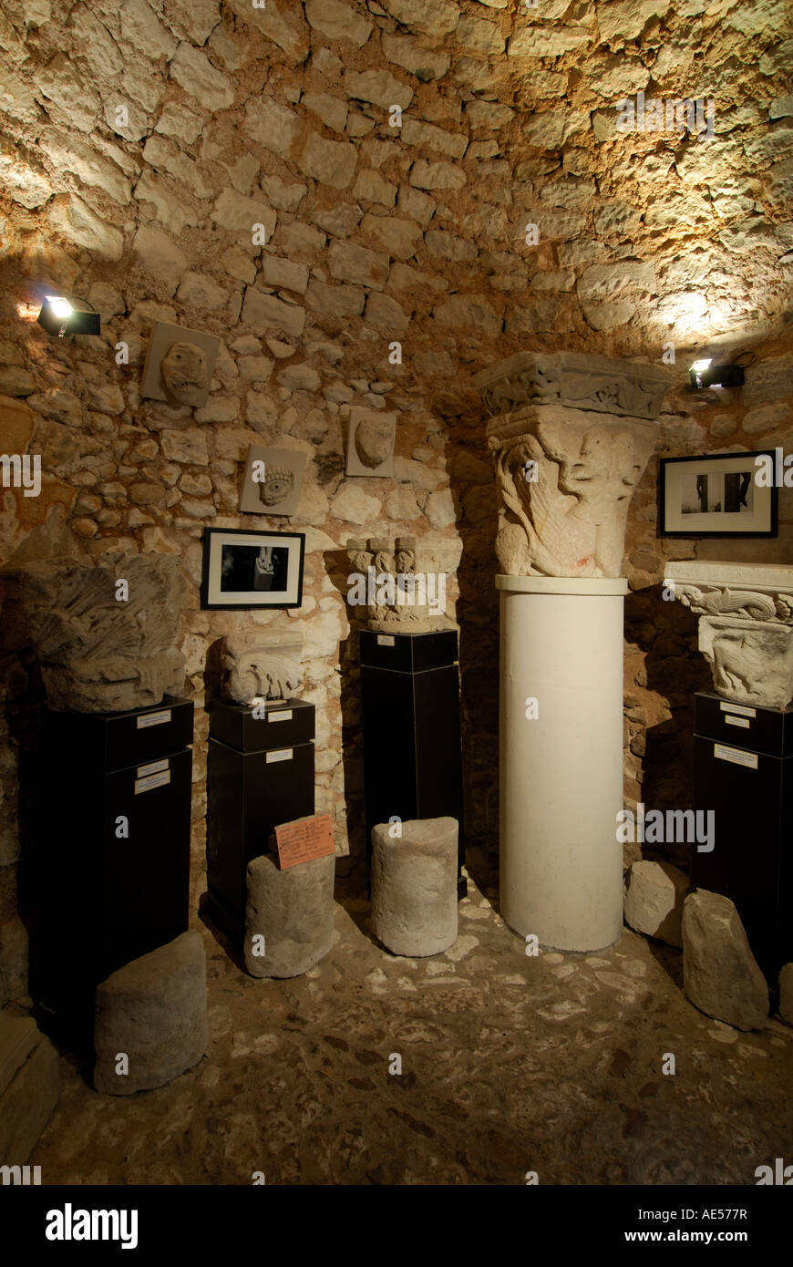Prix d'affichage dans la poterne du château musée de Preuilly-sur-Claise (37290), sud Touraine, France. Banque D'Images