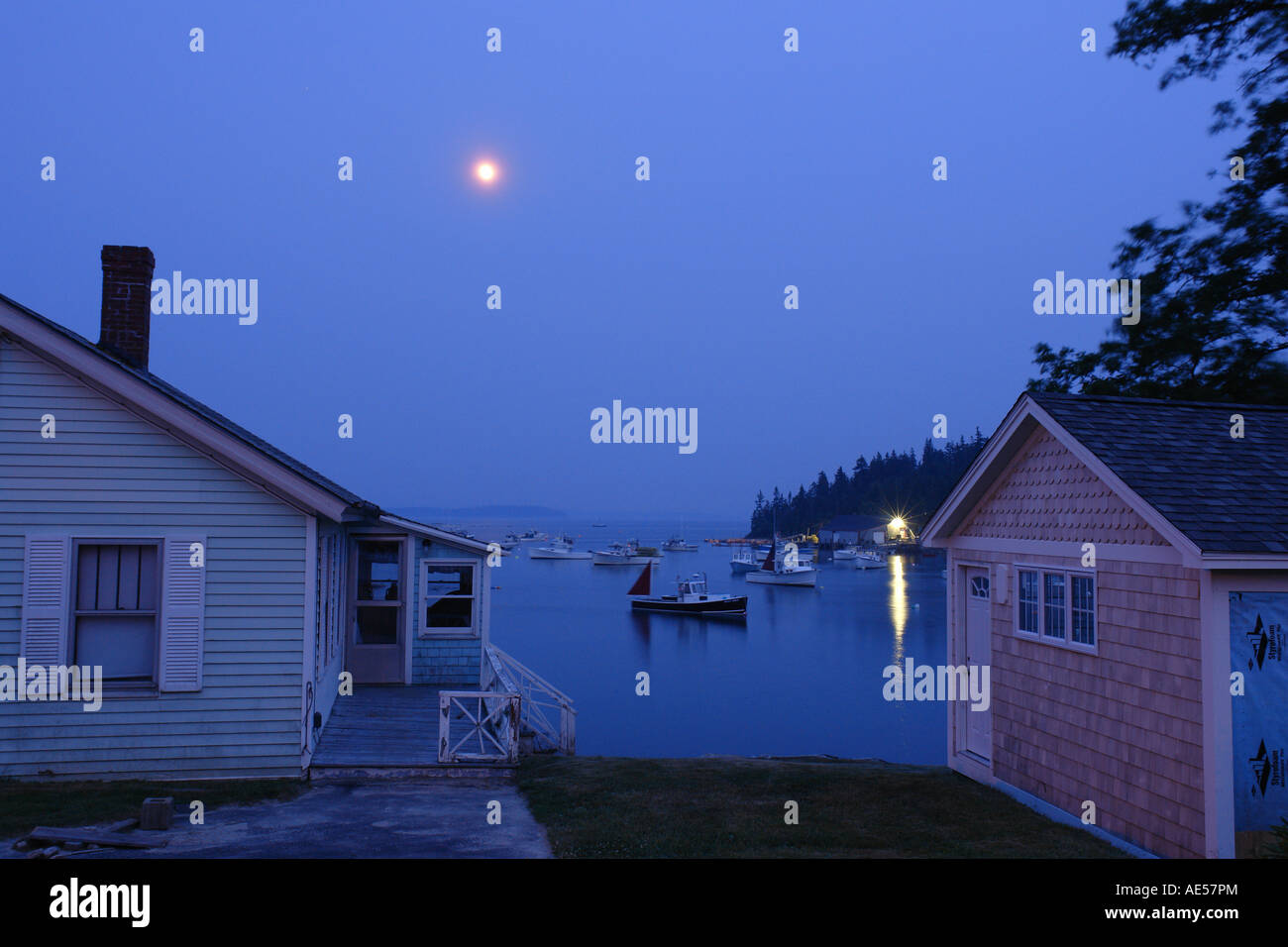 AJD59391, Stonington, ME, Maine, Deer Isle, port de pêche, soirée pleine lune, Banque D'Images