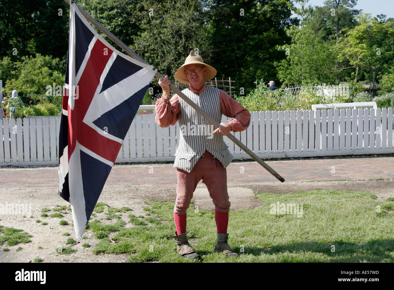 Colonial Williamsburg Virginia,Duke of Gloucester Street,drapeau britannique,réacteur,repromulgue,jeu de rôle,acte,costume,costume d'époque,VA060517074 Banque D'Images