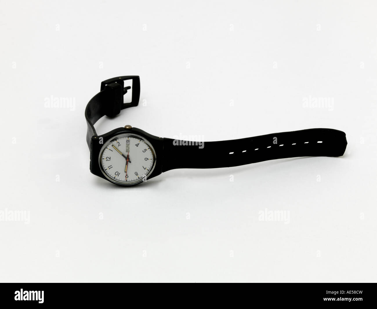 Montre-bracelet Bracelet en plastique noir visage blanc Photo Stock - Alamy