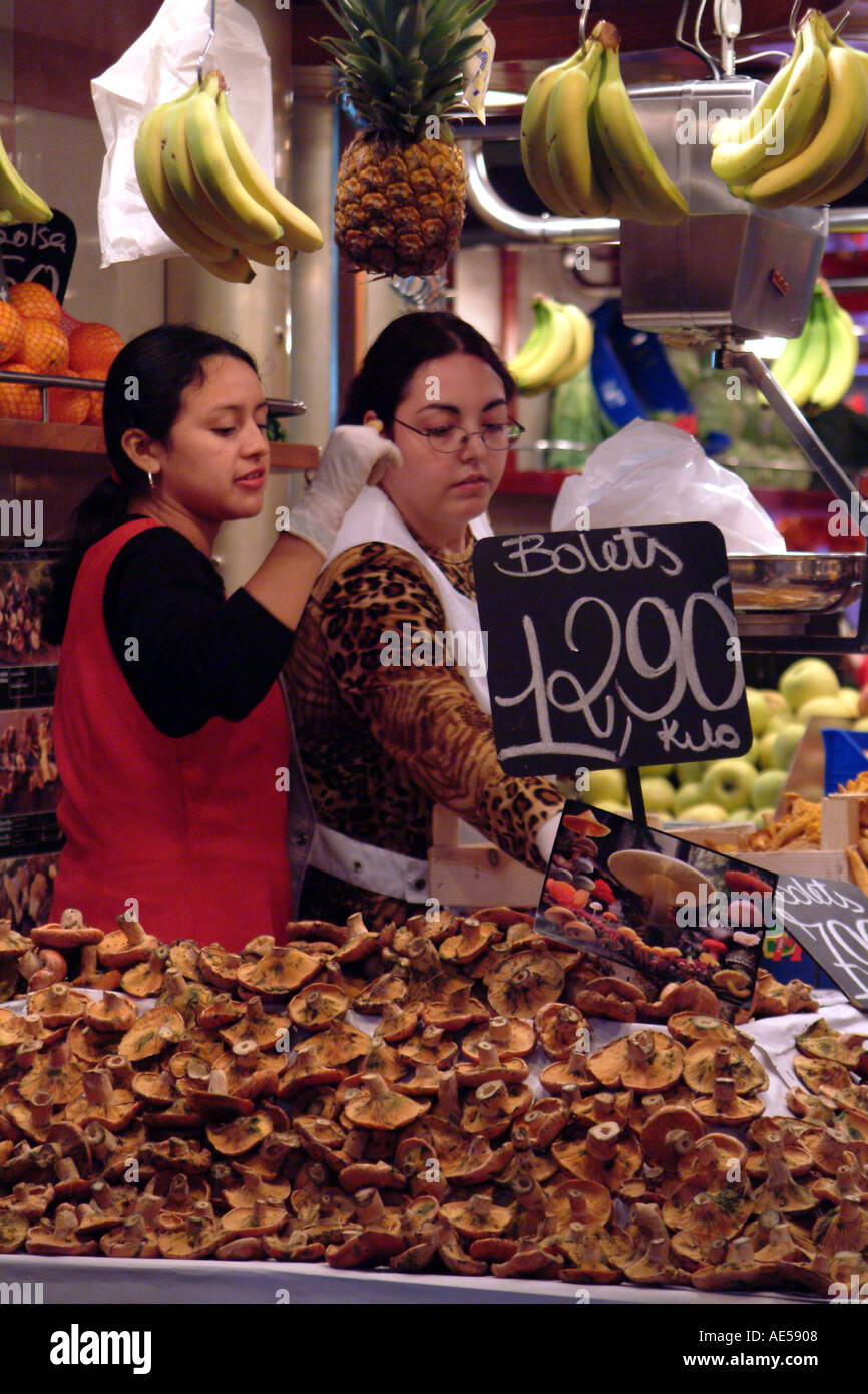 Barcelone Espagne échoppe de marché commerçants du marché de la Boqueria Banque D'Images