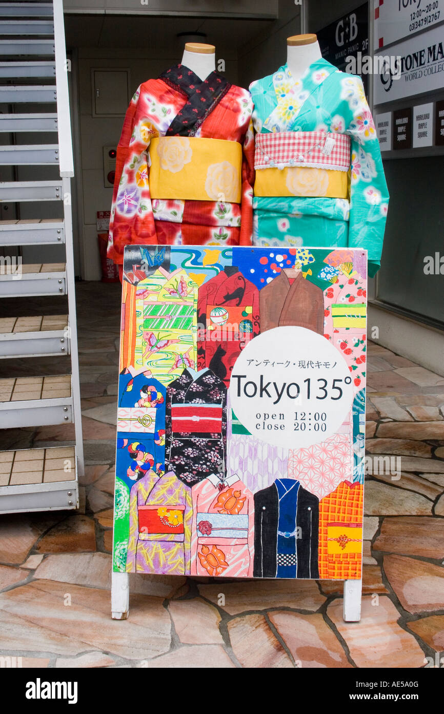 Affichage de deux kimonos et un signe de couleur sur l'écran en face d'un magasin de vêtements dans le quartier Harajuku de Tokyo Japon Banque D'Images