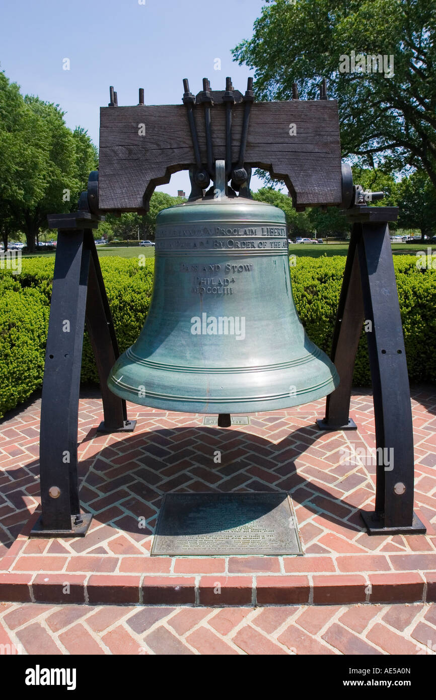 Une réplique de la Liberty Bell affichés à l'extérieur, le Delaware Hall législatif statehouse à Douvres. Banque D'Images