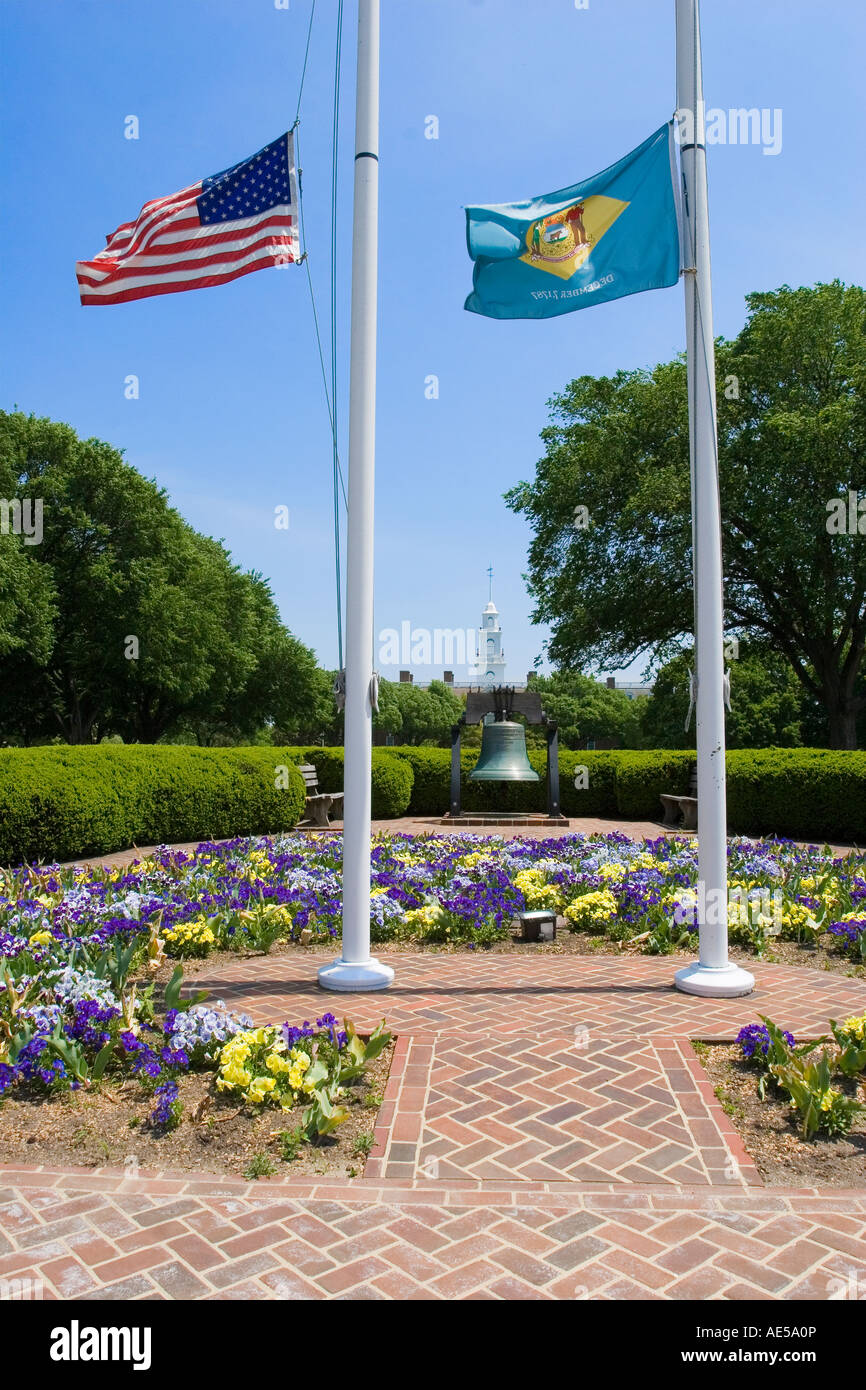 United States et Delaware state drapeaux flottants à l'avant d'une réplique grandeur nature de la Liberty Bell statehouse à Dover Banque D'Images