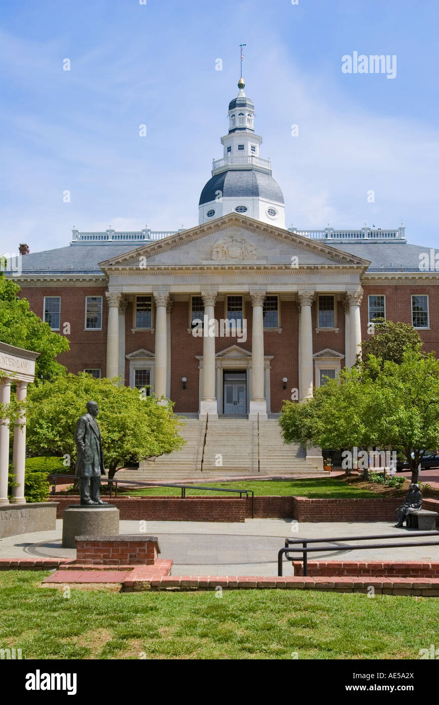 Le Maryland State Capitol building, à Annapolis avec statue de Thurgood Marshall, l'ancien juge de la cour suprême Banque D'Images