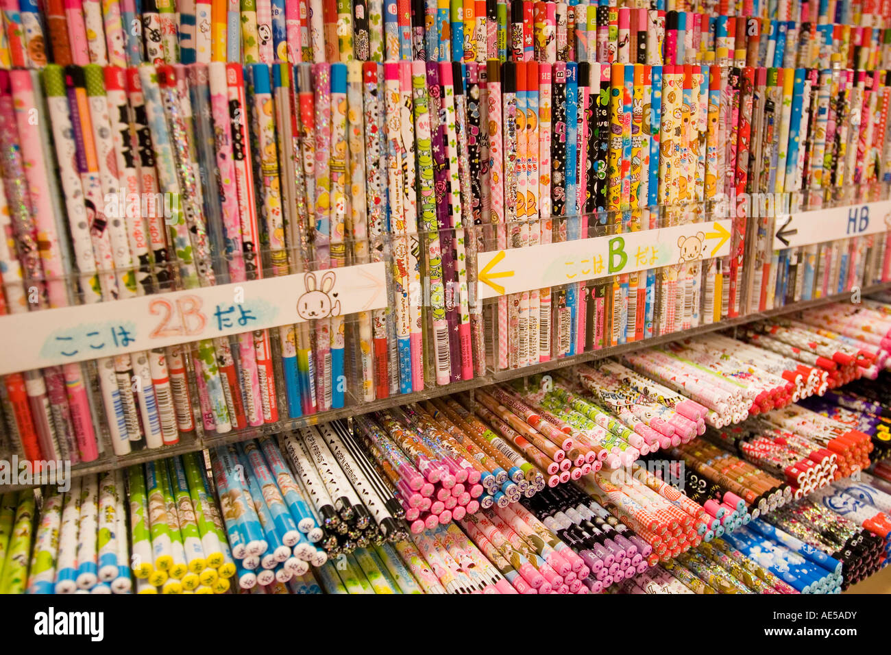 Rangées de stylos et crayons de couleur sur l'affichage à un magasin de jouets à Tokyo au Japon Banque D'Images