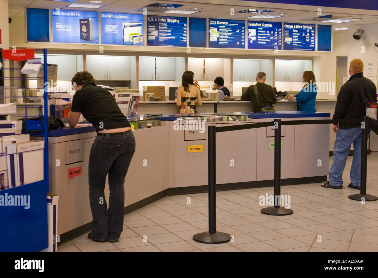 Personnes desservies et d'attente en ligne à un bureau de poste typique aux États-Unis Californie Stanford Banque D'Images