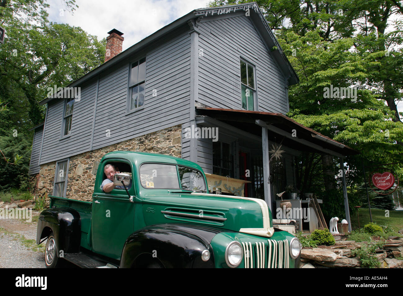 Virginia Loudoun County, Round Hill, panneau, logo, Copeland House antiques, vert antique camion de ramassage Ford, camion, les visiteurs voyage tour touristique Banque D'Images