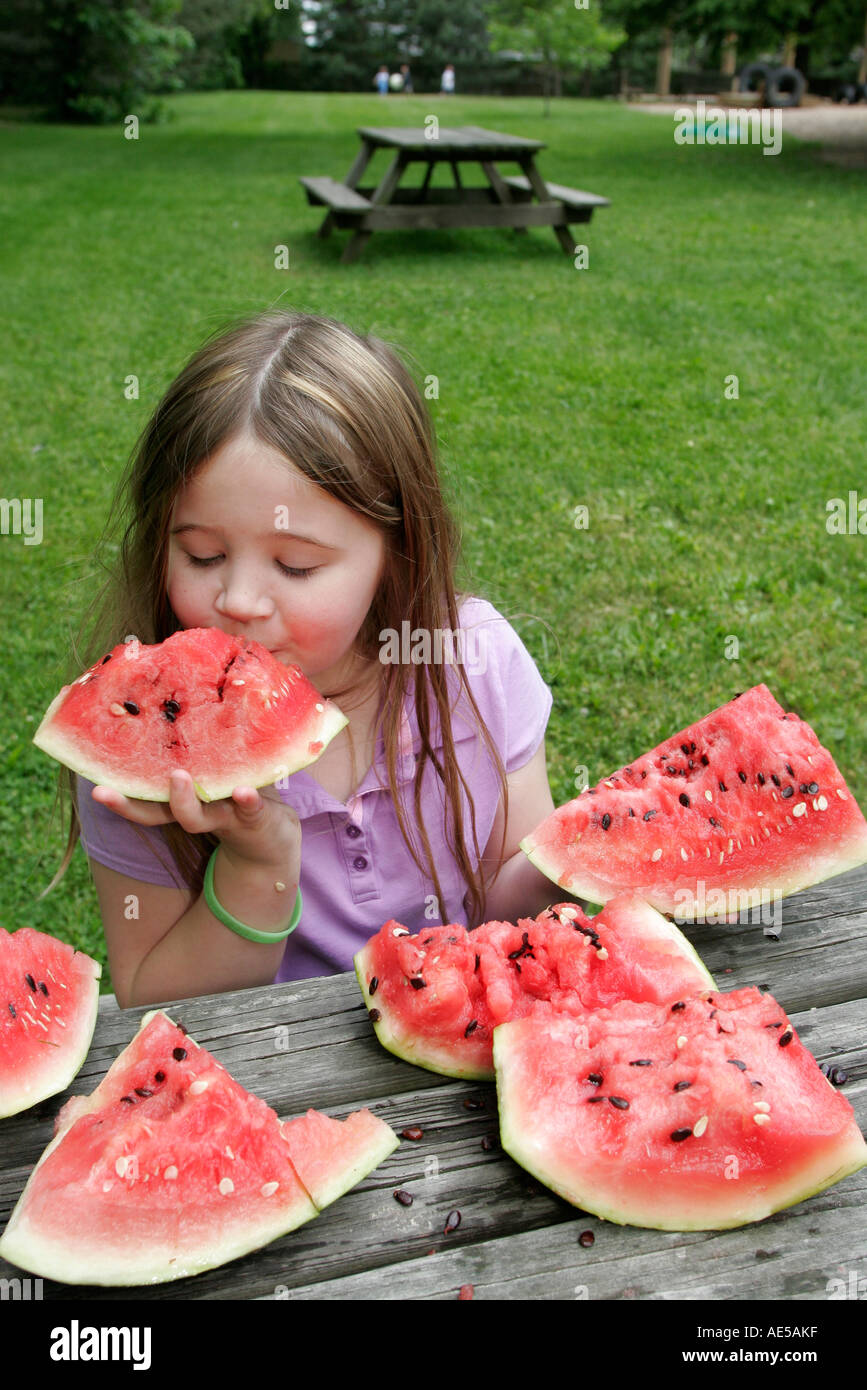 Virginia Loudoun County,Hamilton,City Park,girl girl girl girl,jeunes jeunes jeunes jeunes filles enfants enfants enfants enfants, mange de la pastèque, les visiteurs voyagent Banque D'Images