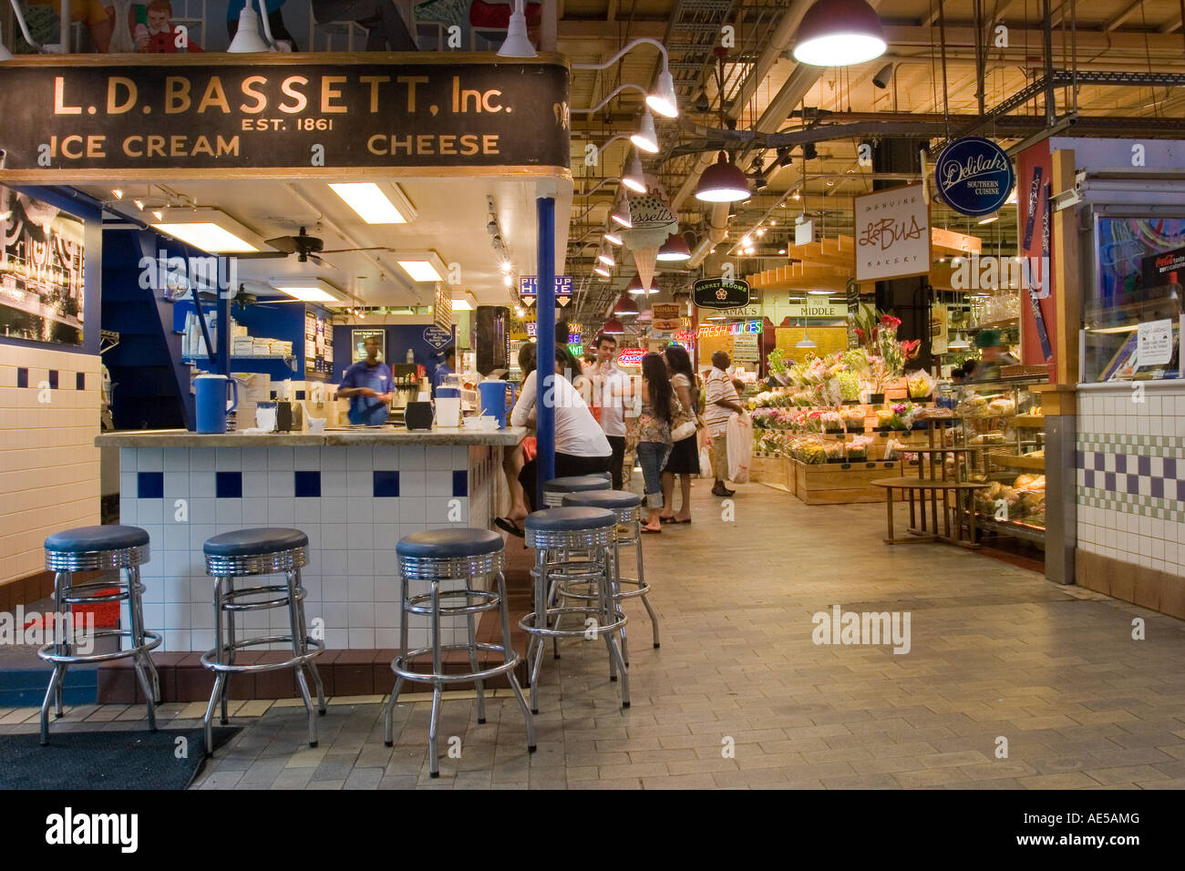 Les gens du shopping dans les magasins à une piscine Reading Terminal Market marché de produits frais à Philadelphie en Pennsylvanie Banque D'Images