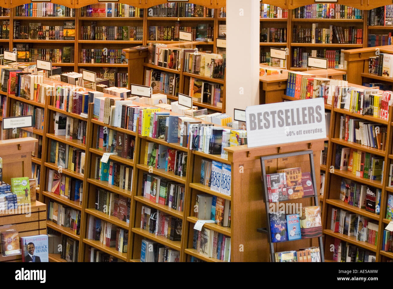 Beaucoup de livres à vendre sur rayonnages des librairies avec les meilleures ventes dans la section fiction Banque D'Images