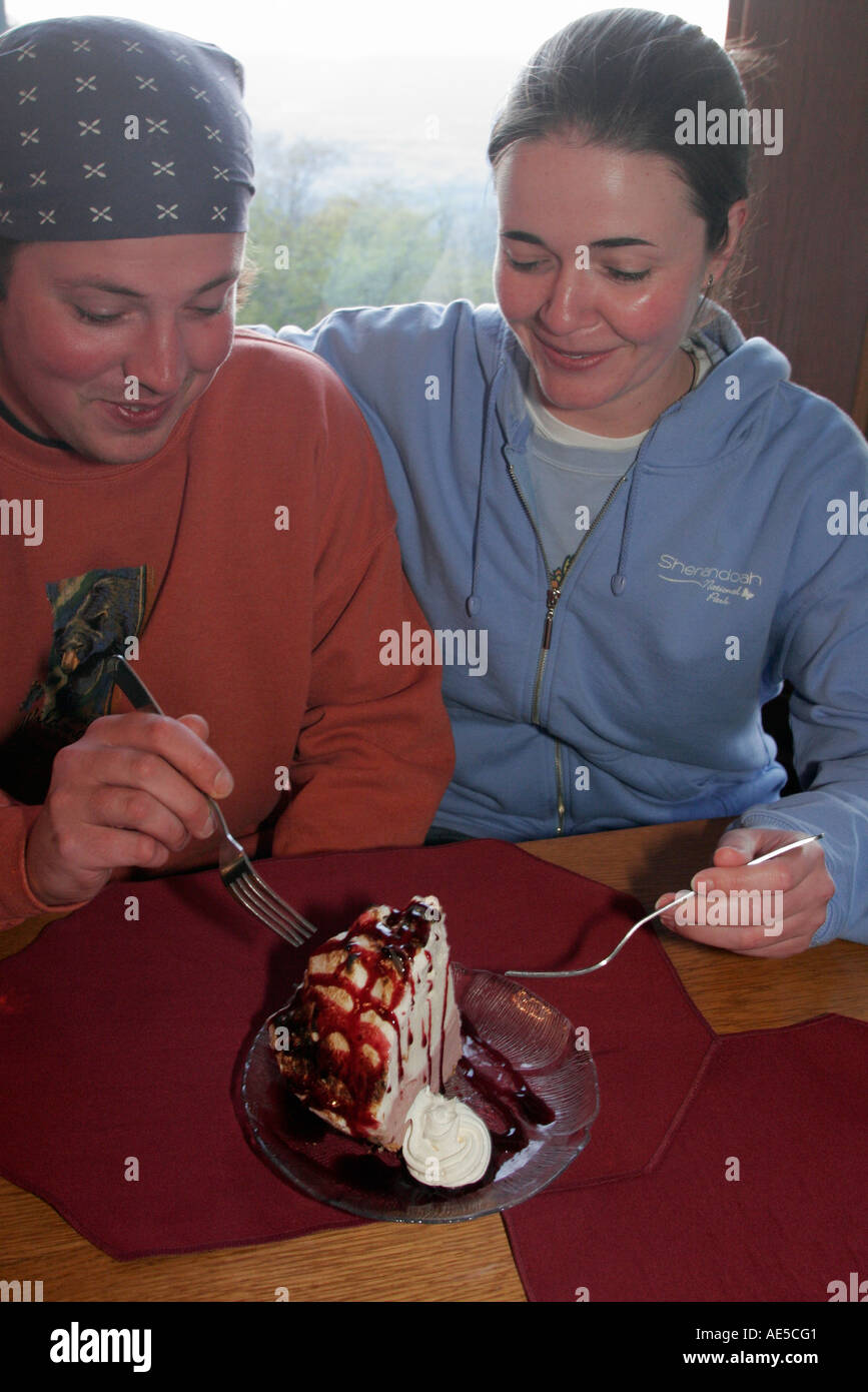 Shenandoah National Park Virginia,page County,Skyland Resort,Pollock Dining Room,blackberry Ice Cream pie,couple,adulte,adultes,Voyage de visiteurs Banque D'Images