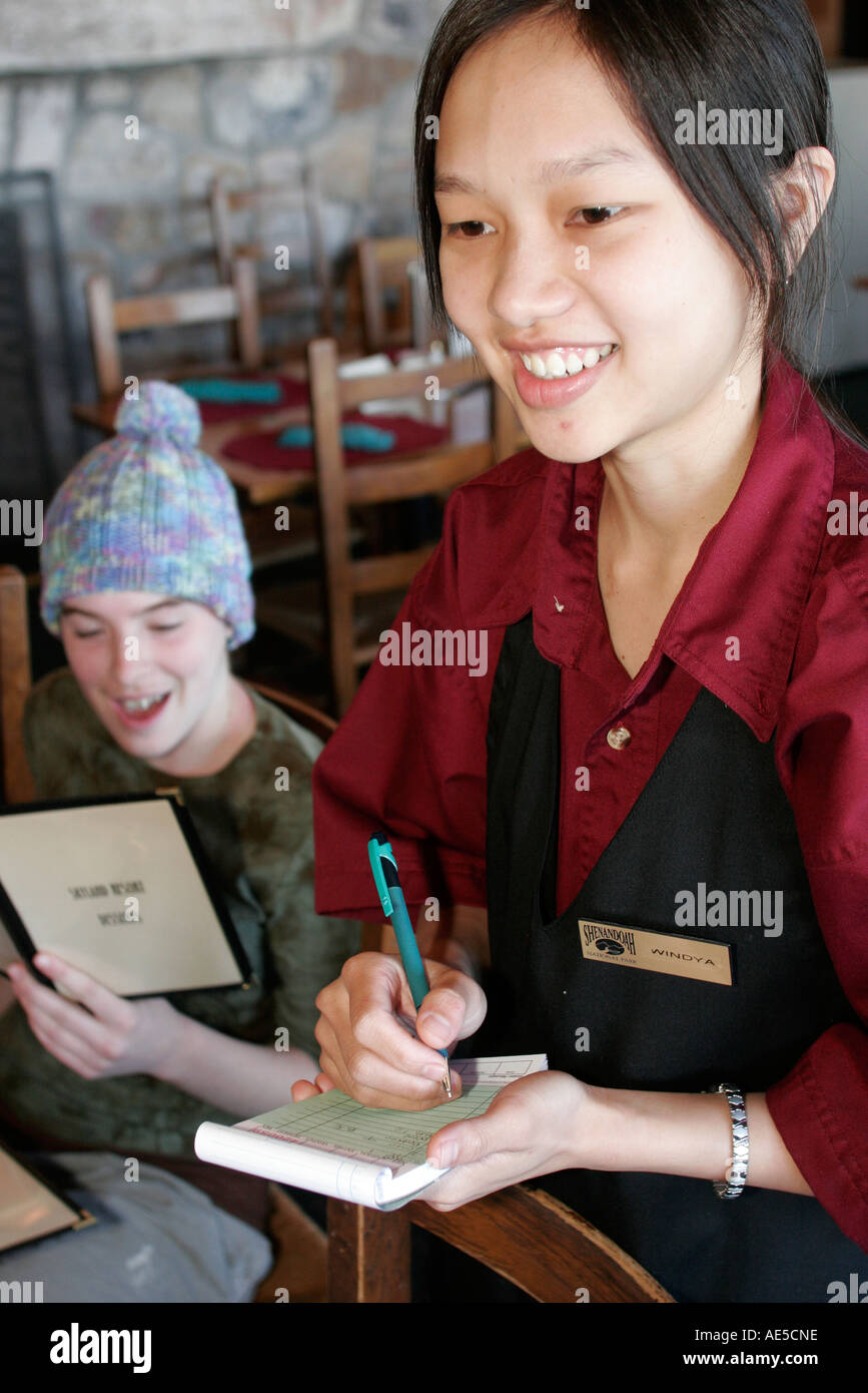 Shenandoah National Park Virginia,page County,Skyland Resort,Pollock Dining Room,Asian woman,femme,serveuse serveur serveurs employés interio Banque D'Images