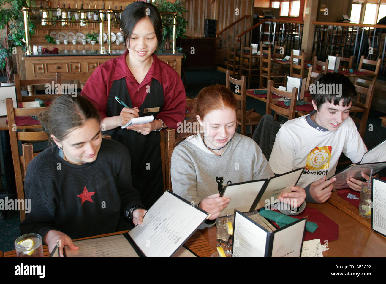 Shenandoah National Park Virginia,page County,Skyland Resort,Pollock Dining Room,Asian woman,femme,serveuse serveur serveurs employés interio Banque D'Images