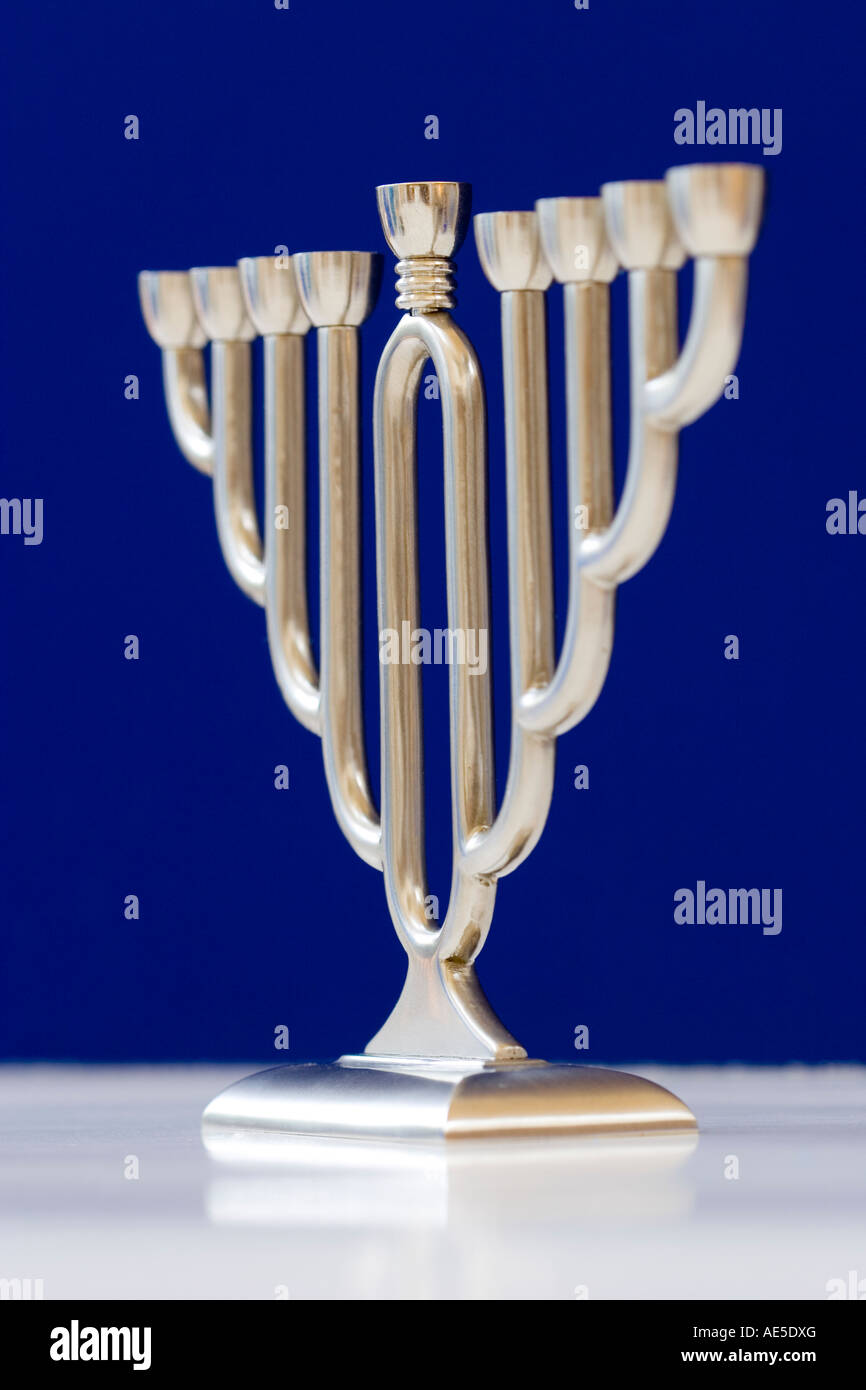 Une menorah juive d'argent sur un fond bleu utilisé à Hanoucca Banque D'Images