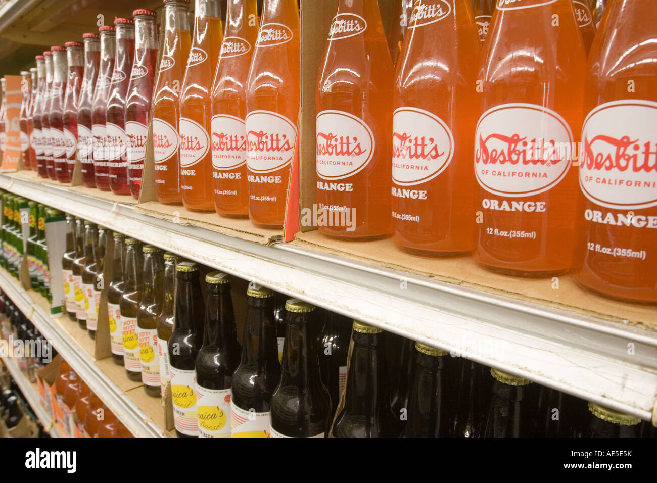 Orange et d'autres sodas fruits en vente sur des étagères de magasin vendant des boissons rares Banque D'Images