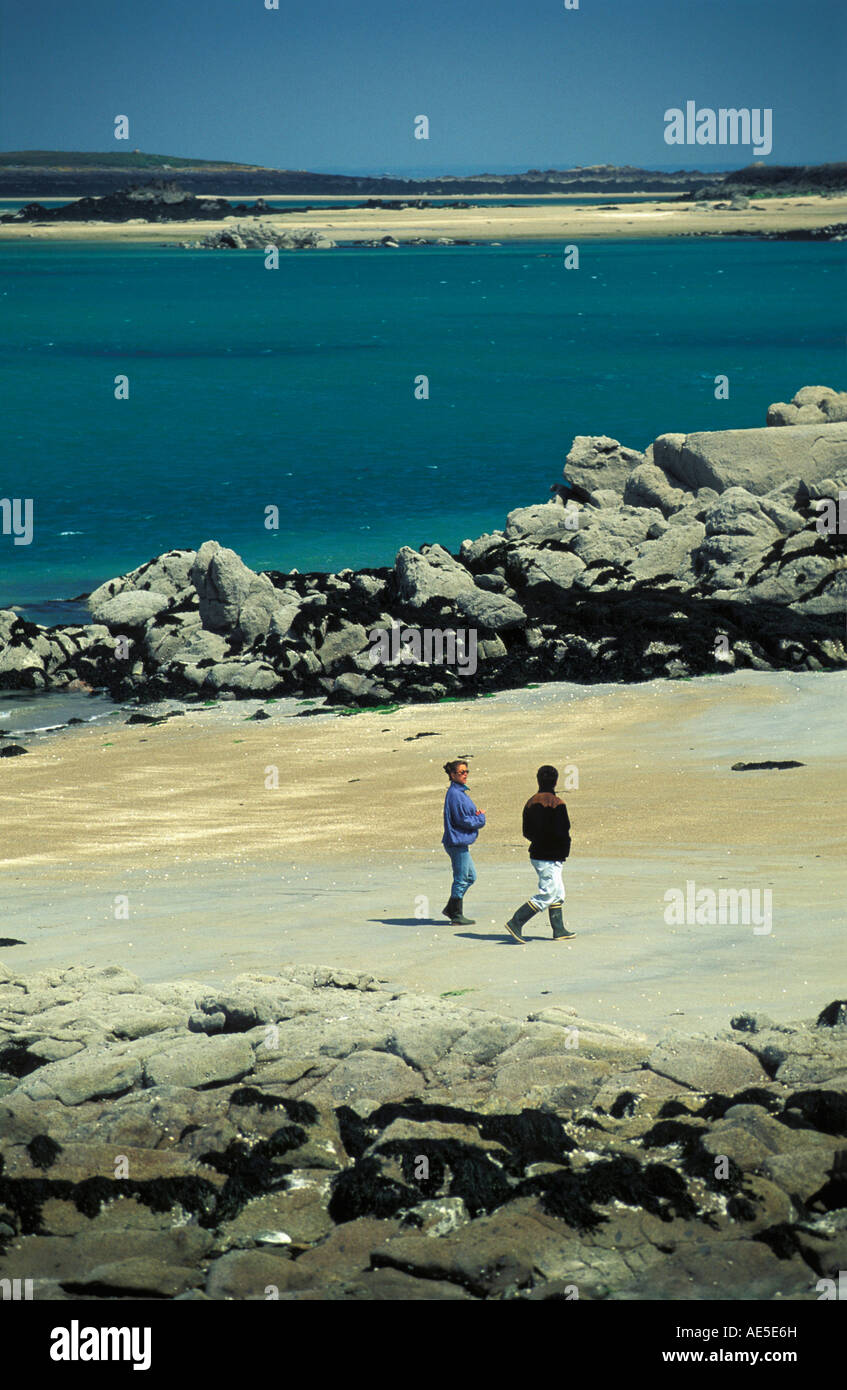 France Normandie Île Chausey Basse Normandie touristes marcher à marée basse plage Vue de côté Banque D'Images