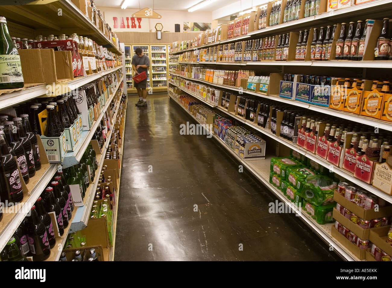 Man shopping for soda et de la bière en magasin d'allée avec grande sélection Banque D'Images