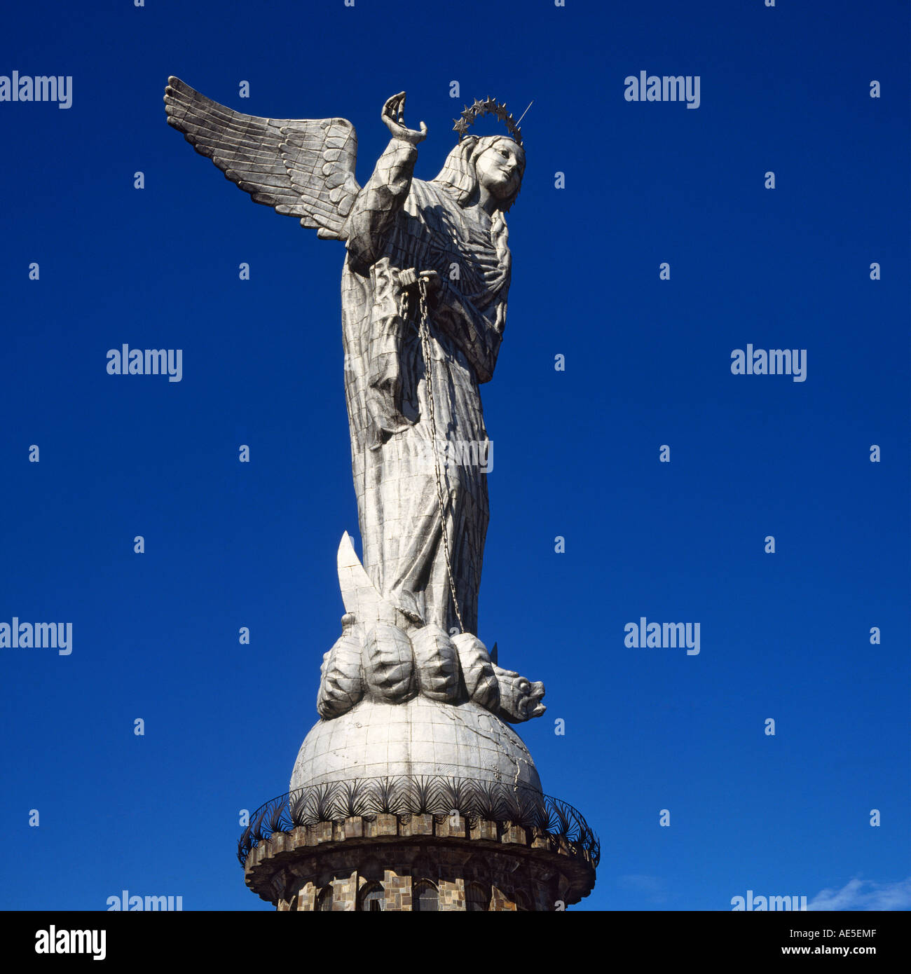 Regardant les métaux brillants statue de la Vierge de Quito contre un ciel bleu à El Panecillo Quito Pichincha Équateur Banque D'Images