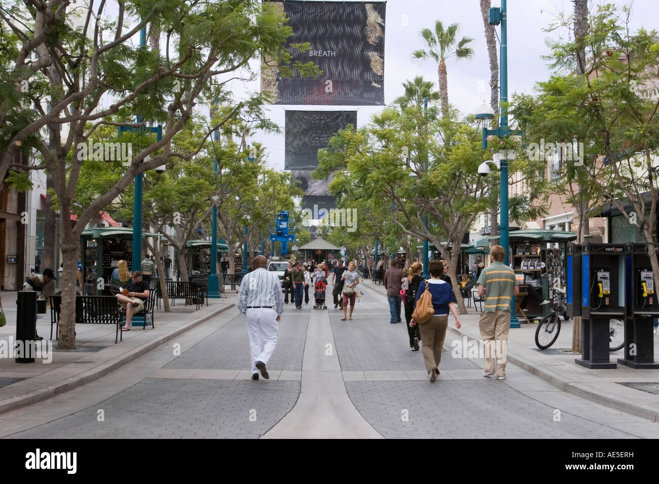 Les gens qui marchent et Third Street Promenade shopping dans une rue piétonne à Santa Monica en Californie Banque D'Images
