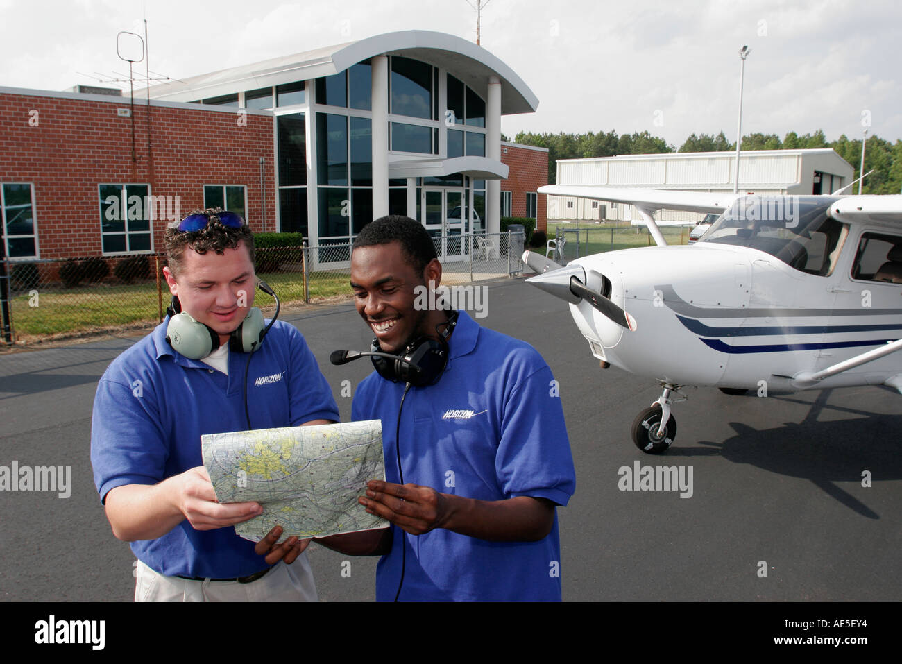 Chesapeake Virginia, aéroport régional de Chesapeake, White man, instructeur de vol masculin, Black man hommes mâle, étudiant étudiants plan d'avion de ligne commercial Banque D'Images