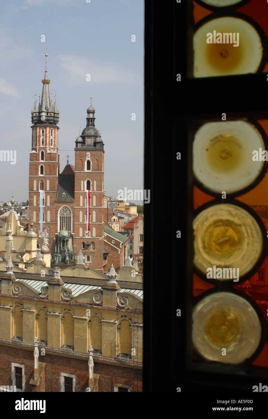 Cracovie Pologne vue sur St Marys Church prises par vitrail Banque D'Images