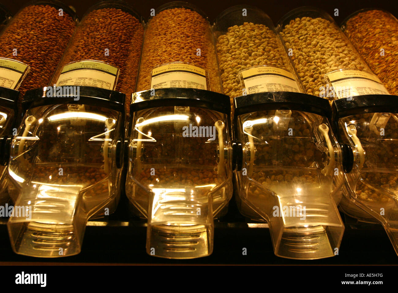 Les écrous et les distributeurs de céréales dans un magasin d'aliments Banque D'Images