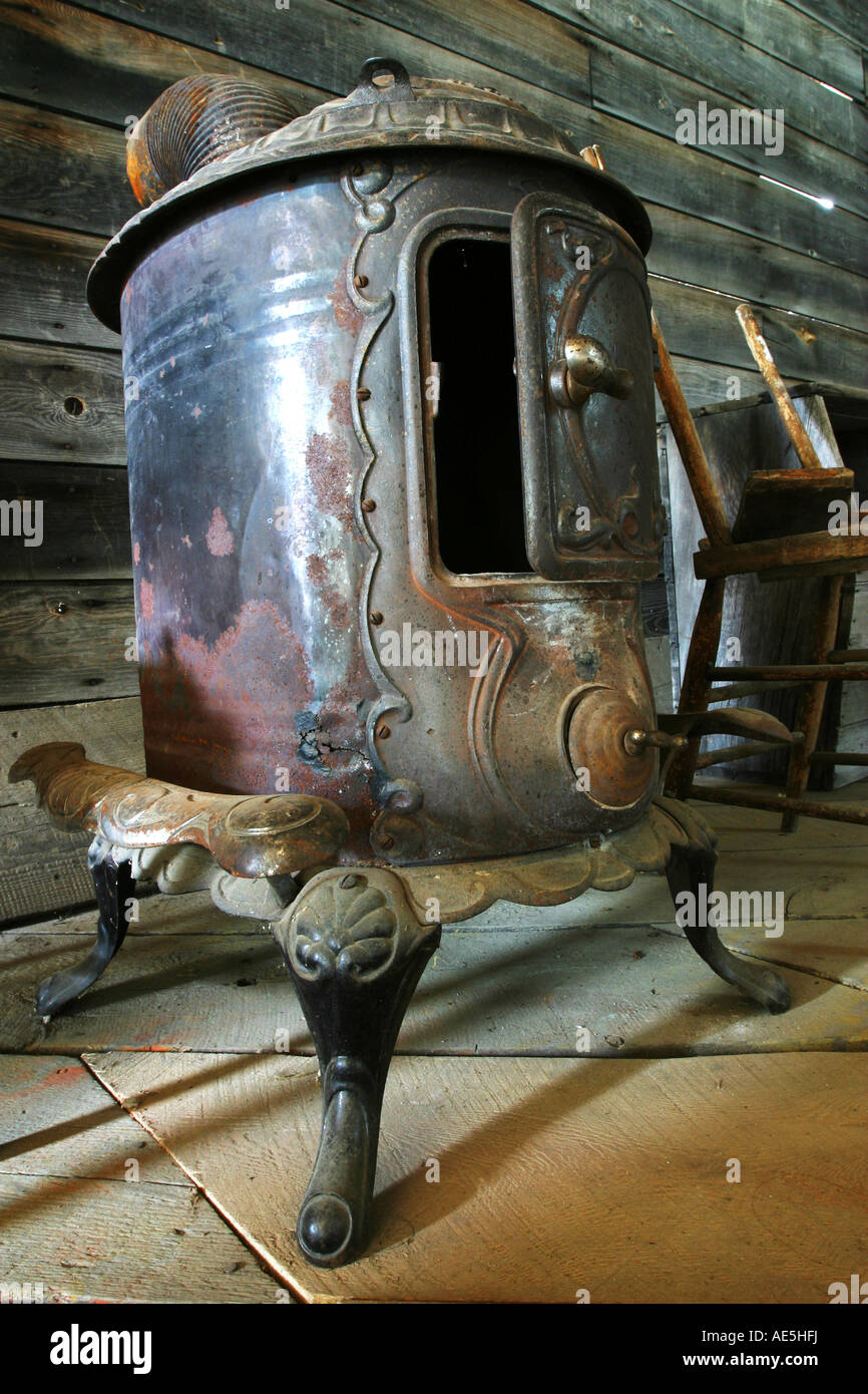 Rouillé vieux poêle à bois antique avec la porte partiellement ouverte  Photo Stock - Alamy