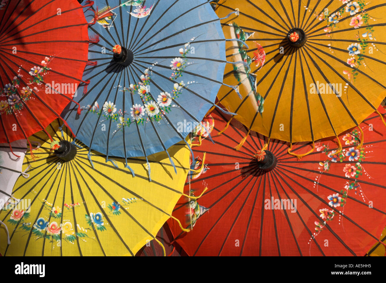 Myanmar Birmanie Mingun Paya près de Mandalay sur Ayeryarwady river souvenirs coloré décoré sur ombrelles en vente Banque D'Images